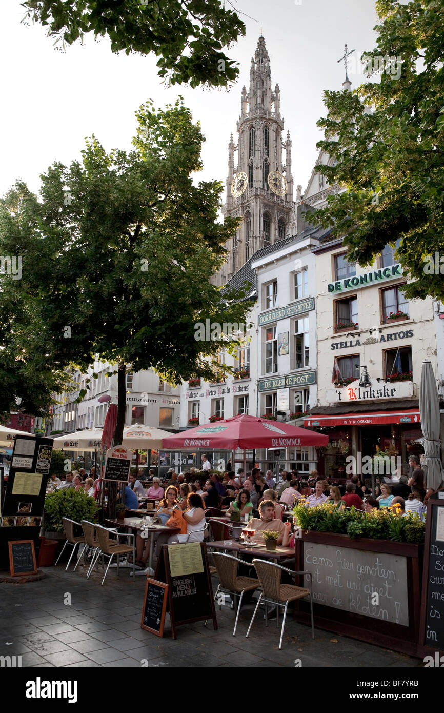 Sera cafe in scena la Groenplats con la torre della cattedrale dietro. Foto Stock