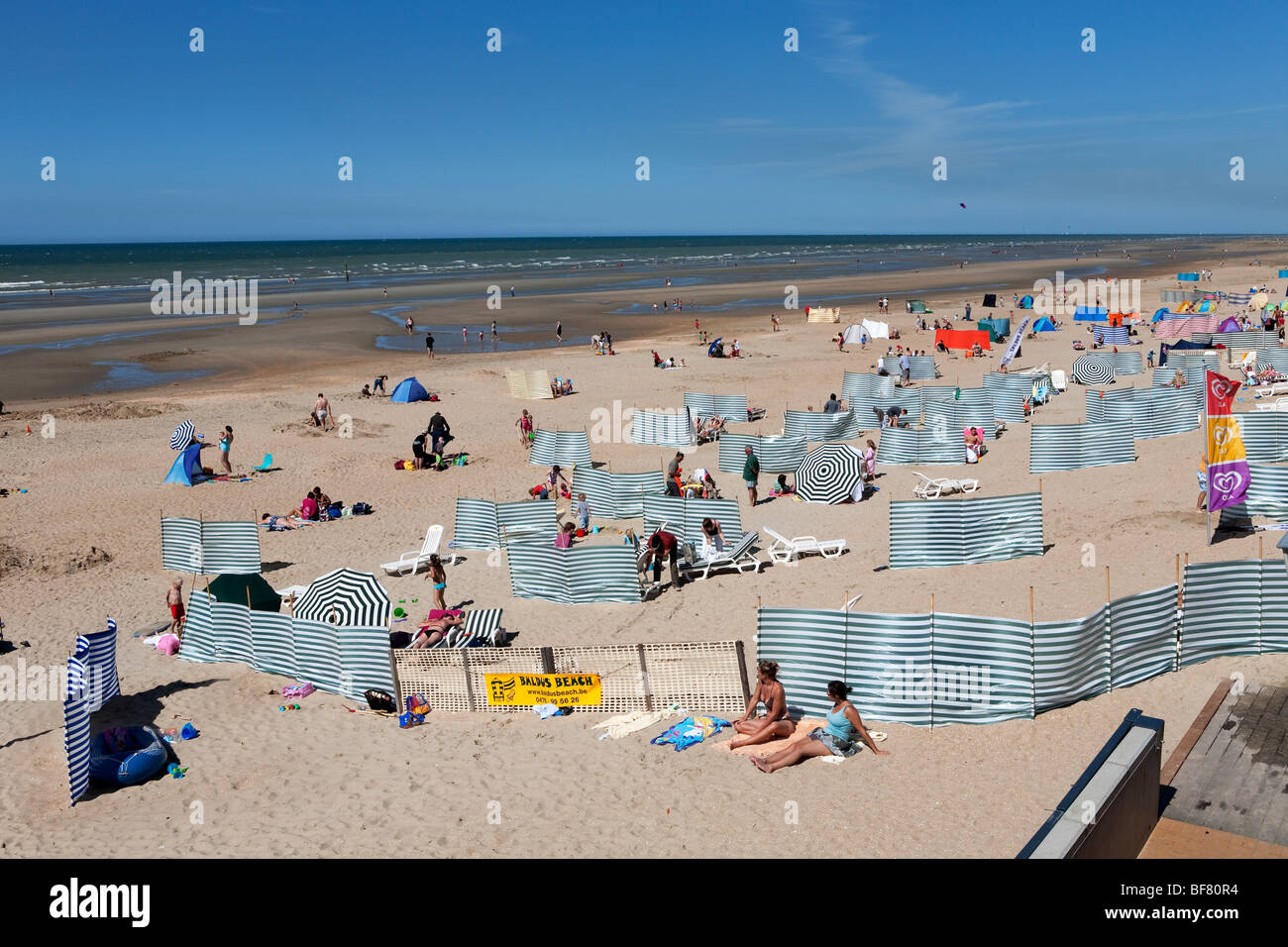 Vista lungo la spiaggia del Mare del Nord in estate Foto Stock