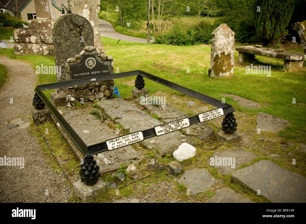Tomba della famiglia Rob Roy nel cimitero della chiesa parrocchiale di Balquhidder. Perthshire, Scozia. Foto Stock