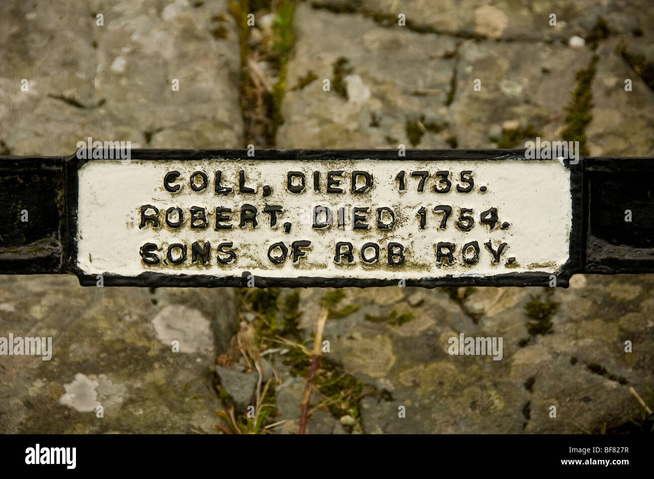 Closeup di Coll e Robert MacGregor (figli di Rob Roy) targa nome sulla tomba di famiglia di Rob Roy. Balquhidder. Scozia Foto Stock
