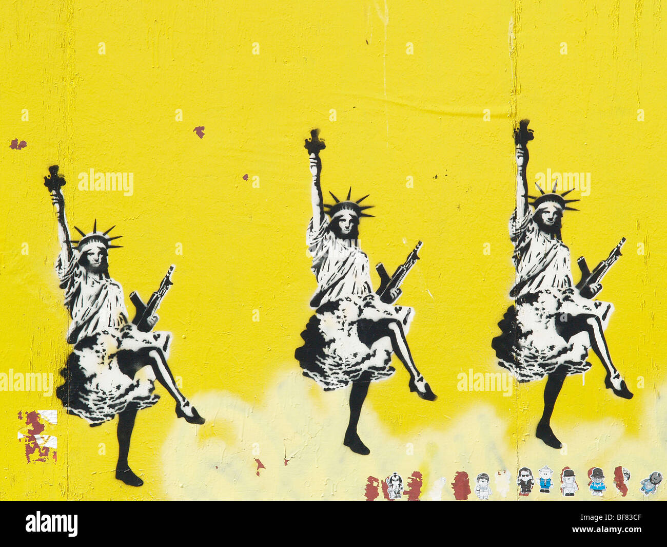 Stencil graffiti banksy stile, Arte di strada a Bristol, Inghilterra UK, statua della libertà con ak 47, parete giallo liberty lady bristol Foto Stock
