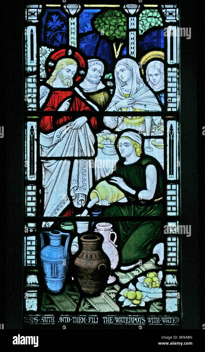 Una vetrata raffigurante Gesù girando l acqua in vino, la chiesa di St Mary, Sud Tidworth, Wiltshire Foto Stock