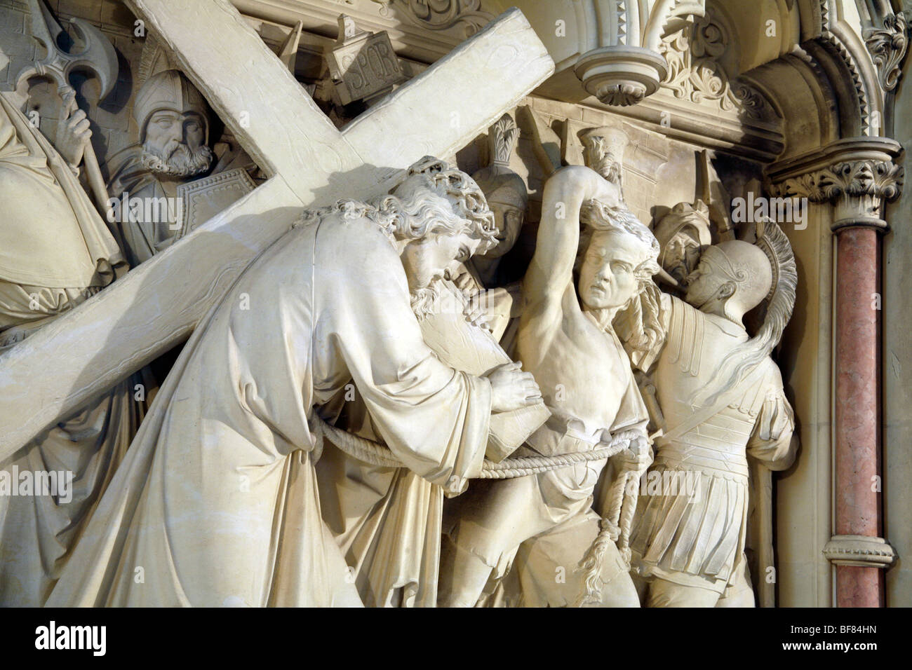 L'altare reredos raffigurante la Flagellazione di Cristo, la chiesa di St Mary, Sud Tidworth, Wiltshire Foto Stock