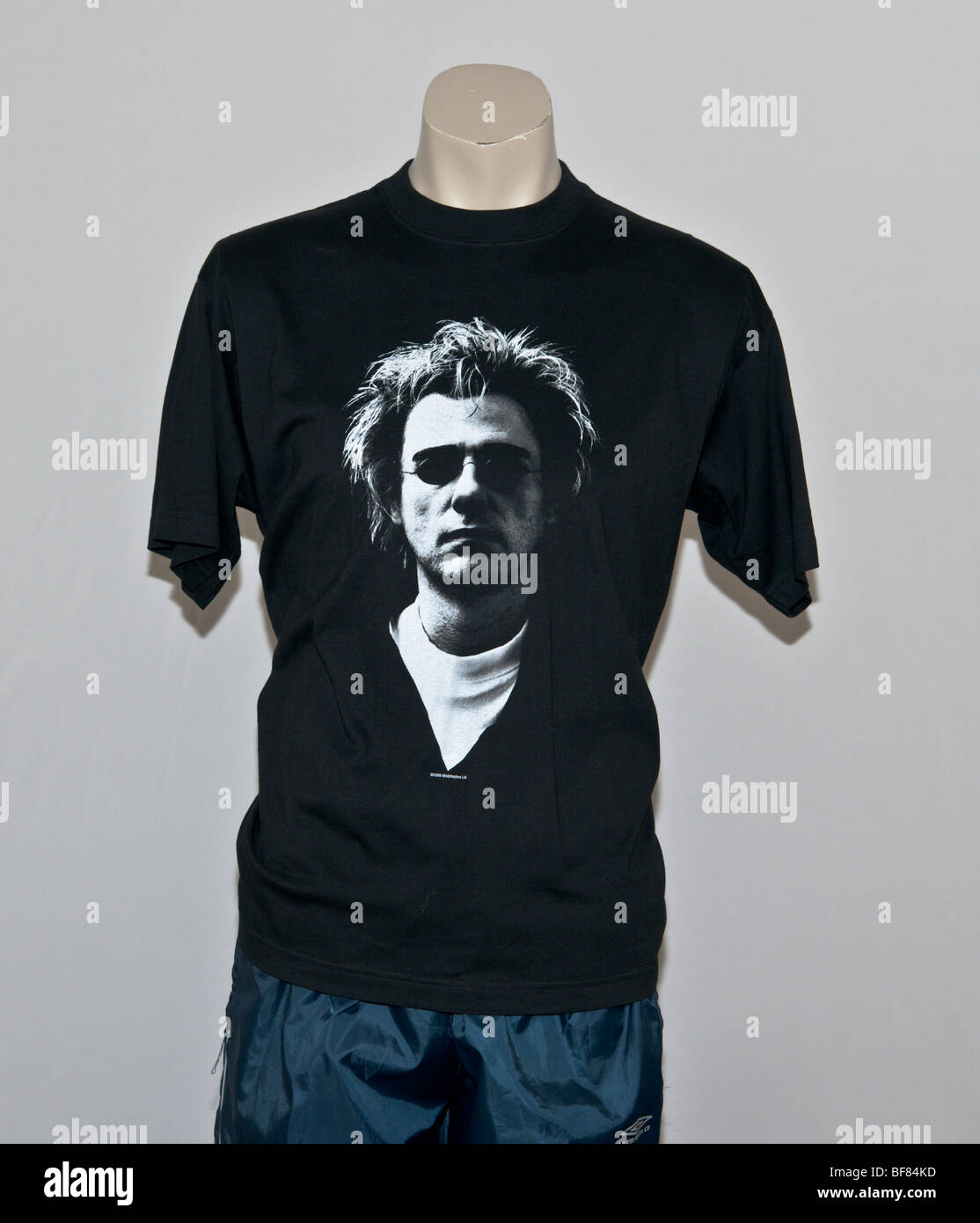 T-shirt con ritratto in bianco e nero di Chris Lowe, capo di PET Shop Boys, un gruppo pop inglese. Album vita notturna Foto Stock