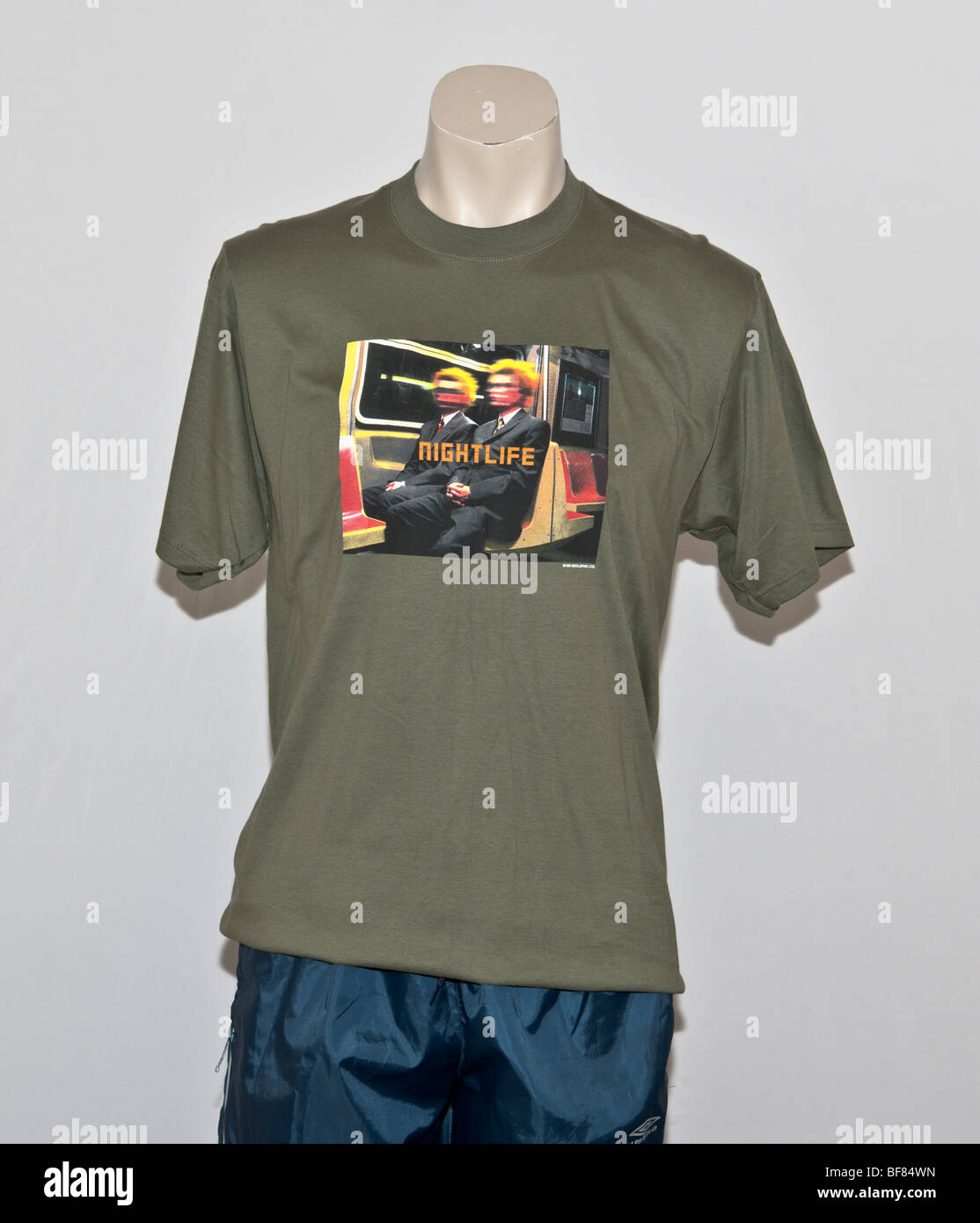 T-shirt con stampata la schermata grafica di Pet Shop Boys album vita notturna risalente al 1999 - 2000. Foto Stock