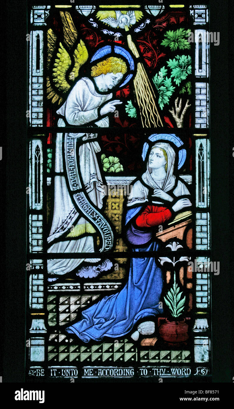 Una vetrata raffigurante l'Annunciazione, la chiesa di St Mary, Sud Tidworth, Wiltshire Foto Stock
