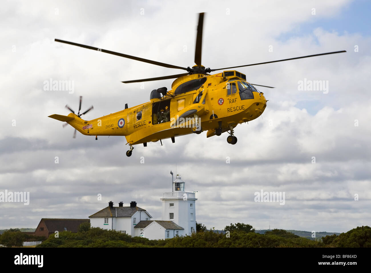 Un Westland Sea King Salvataggio in elicottero al di fuori esercizio Cromer faro Foto Stock