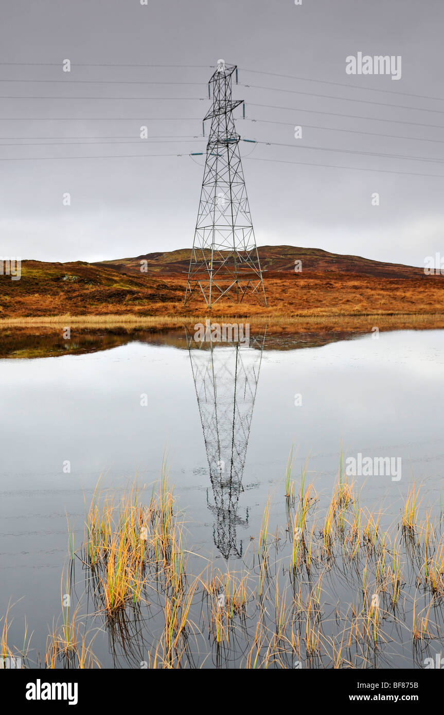 Linea di alimentazione su un Perthshire Moor vicino Trinafour Rannoch SCO 5506 Foto Stock