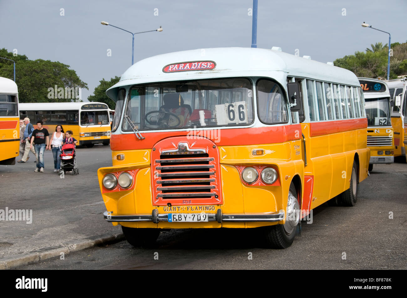 Malta Valletta giallo bus dei trasporti pubblici Foto Stock
