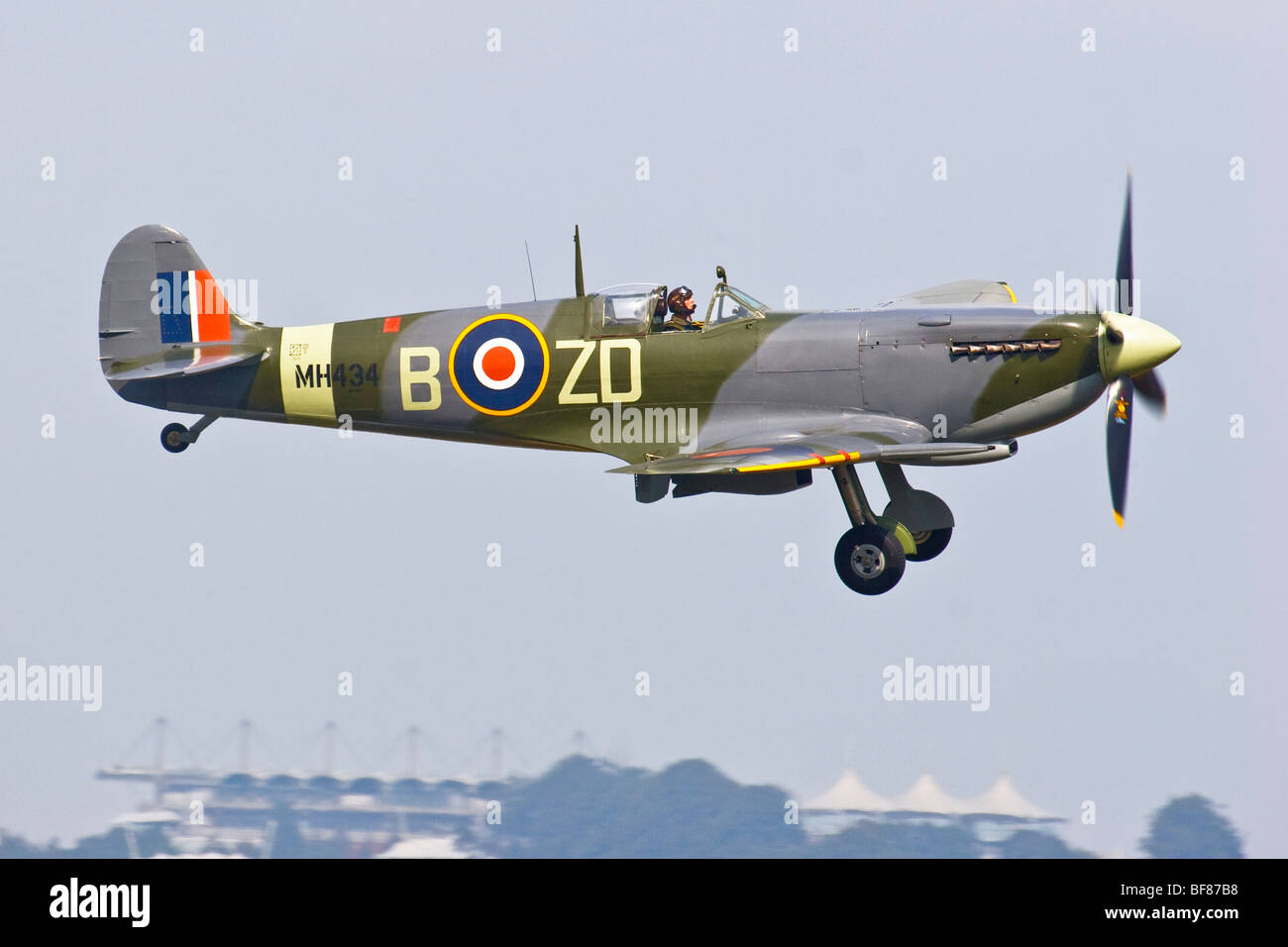 Uno Spitfire Mk IXB sbarco a Goodwood airfield, Sussex, Inghilterra, Regno Unito 2009 Foto Stock