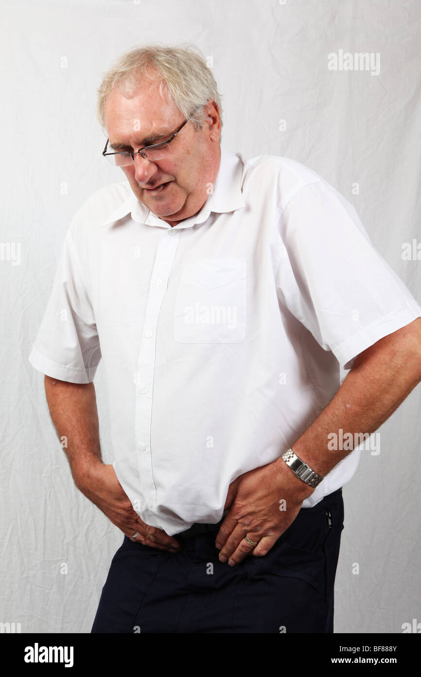 50s 60s grigio uomo dai capelli affetti da cancro della prostata malattia malattia dolore disagio nel inguine zona pelvica Foto Stock