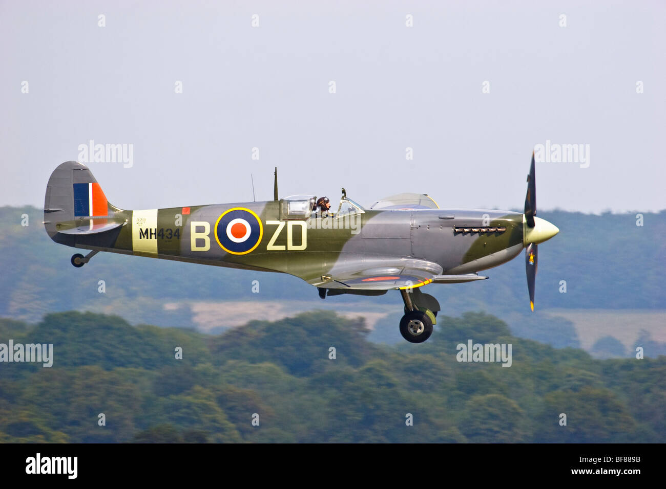 Uno Spitfire Mk IXB sbarco a Goodwood airfield, Sussex, Inghilterra, Regno Unito 2009 Foto Stock