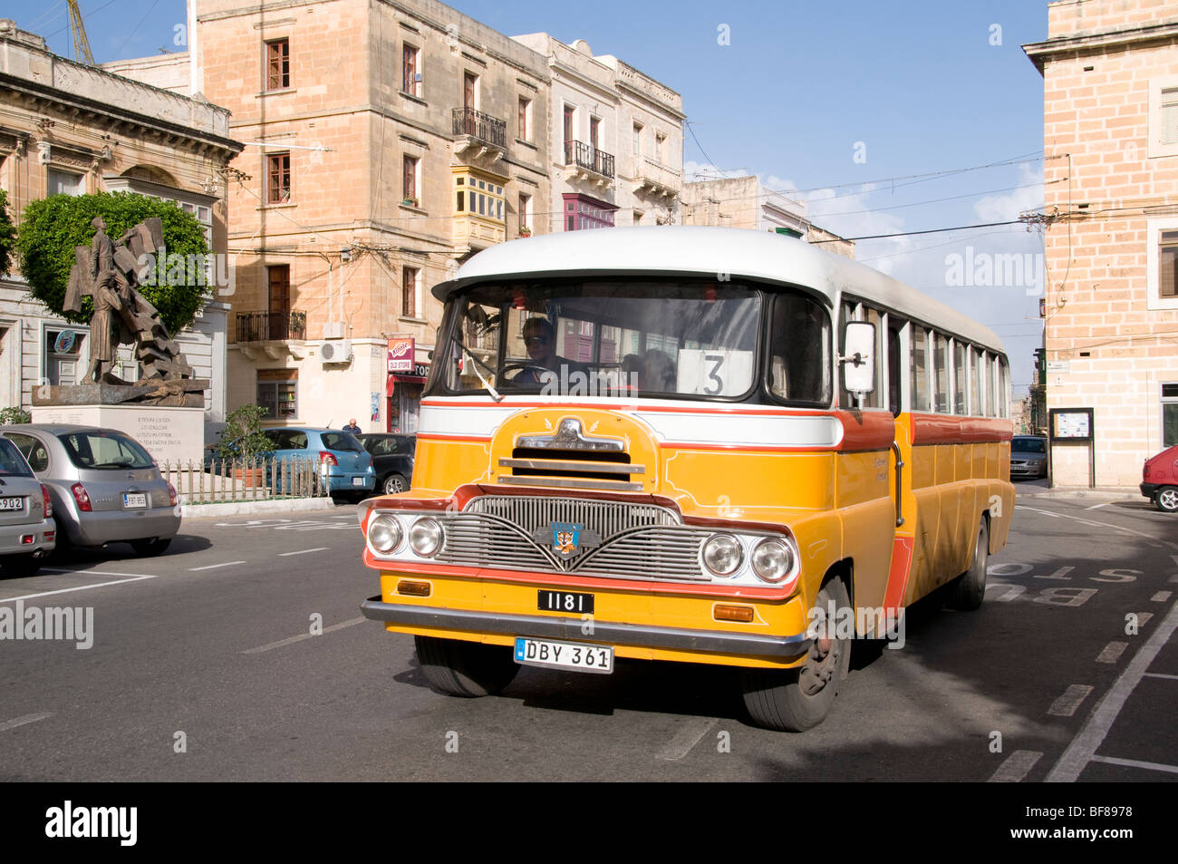 Malta Valletta giallo bus dei trasporti pubblici Foto Stock