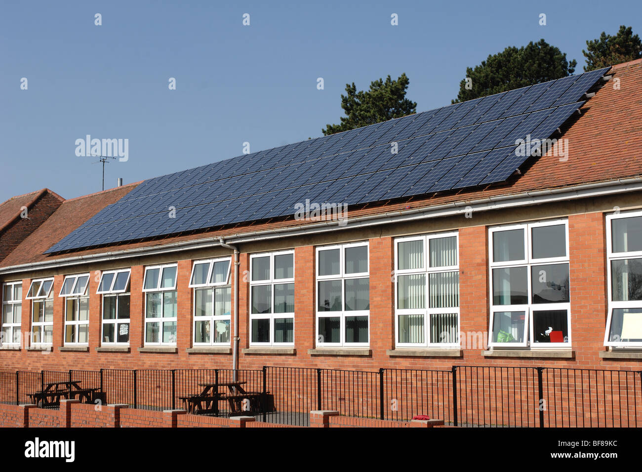 Energia solare fotovoltaica in foto cellule sul tetto della scuola in North Devon England Regno Unito Foto Stock