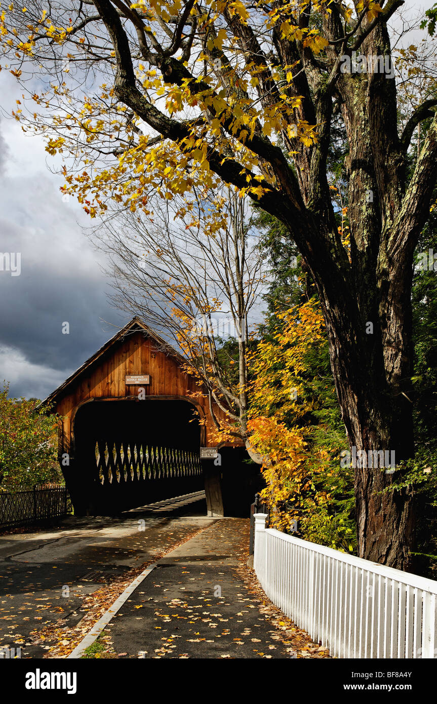 Mezzo ponte e Colore di autunno a Woodstock, Vermont Foto Stock