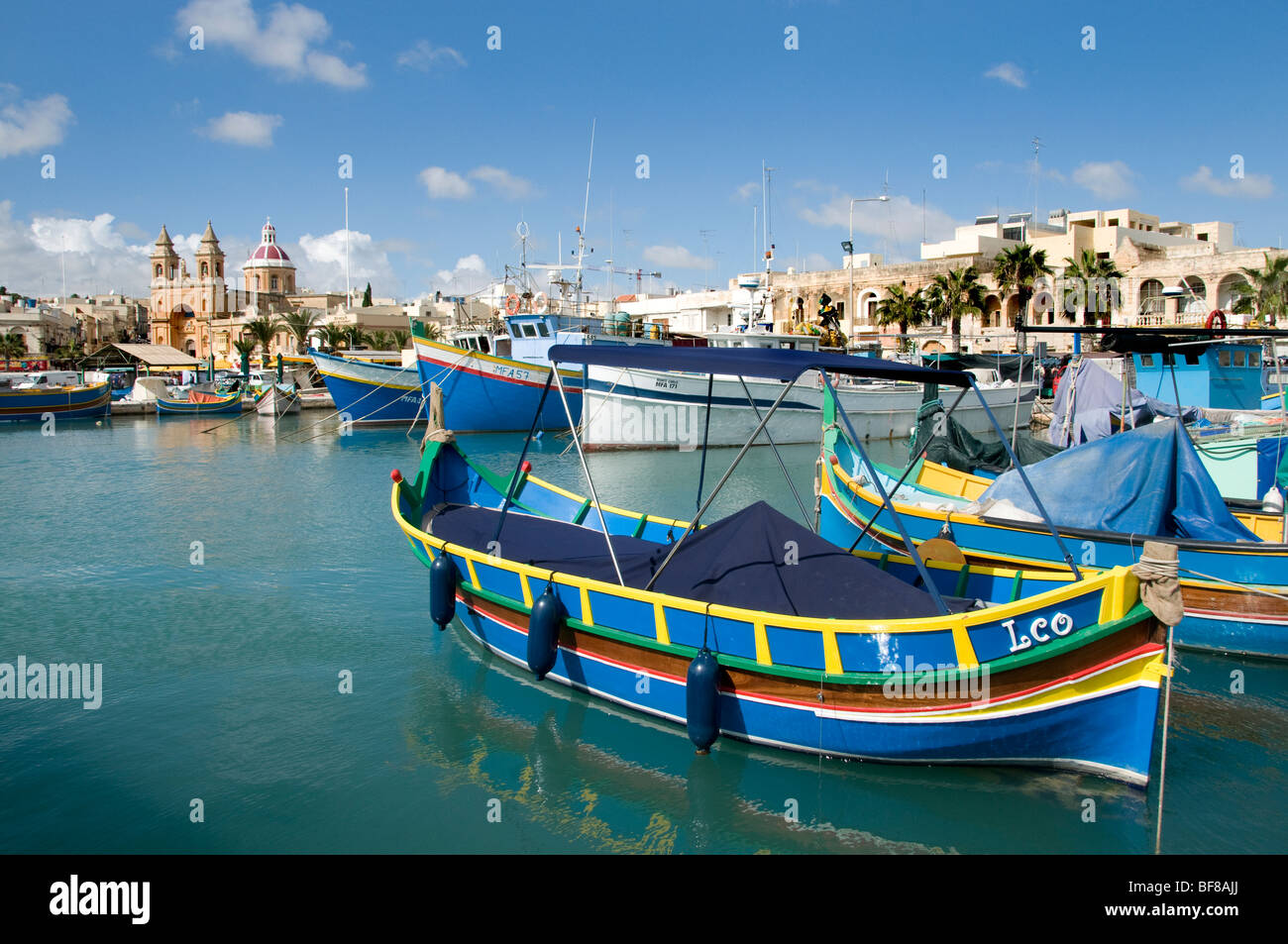 Malta il maltese Marsaxlokk Bay Villaggio di Pescatori Barca Foto Stock