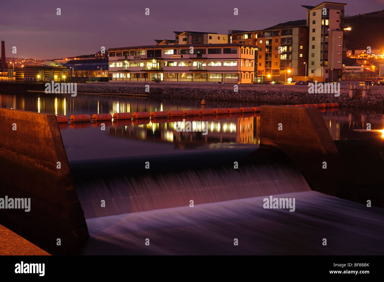 Swansea SA1 docklands zona di riqualificazione di notte, Wales UK Foto Stock