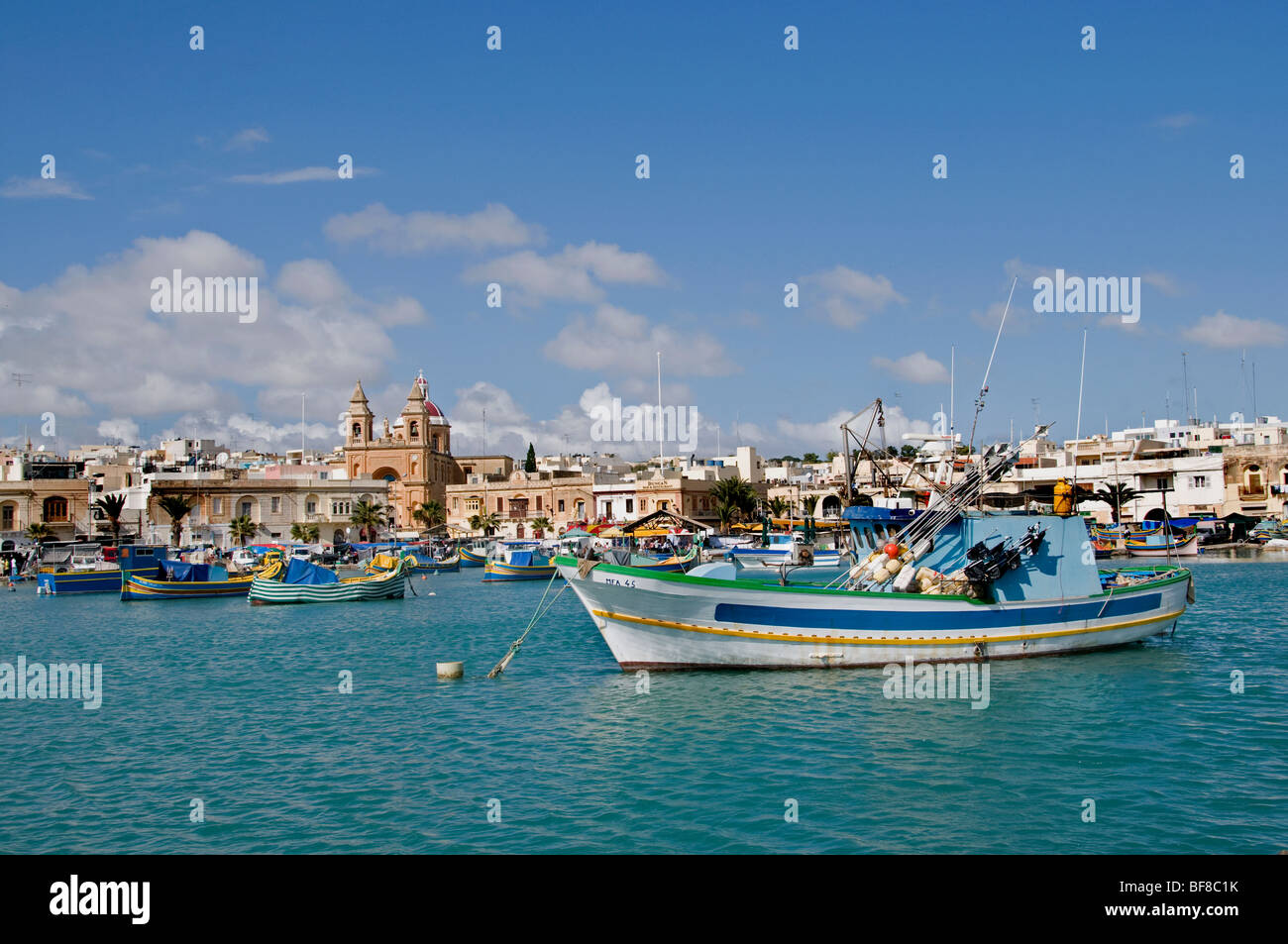 Malta il maltese Marsaxlokk Bay Villaggio di Pescatori Barca Foto Stock