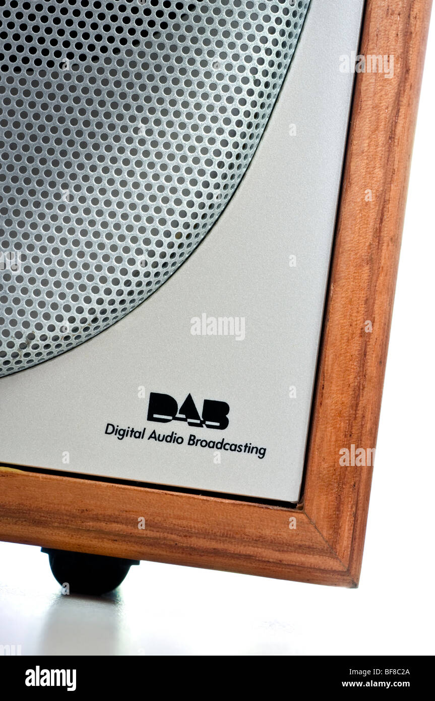 La radio digitale Chiudi vista su DAB Digital Audio Broadcasting simbolo radio con griglia altoparlante su sfondo bianco Foto Stock