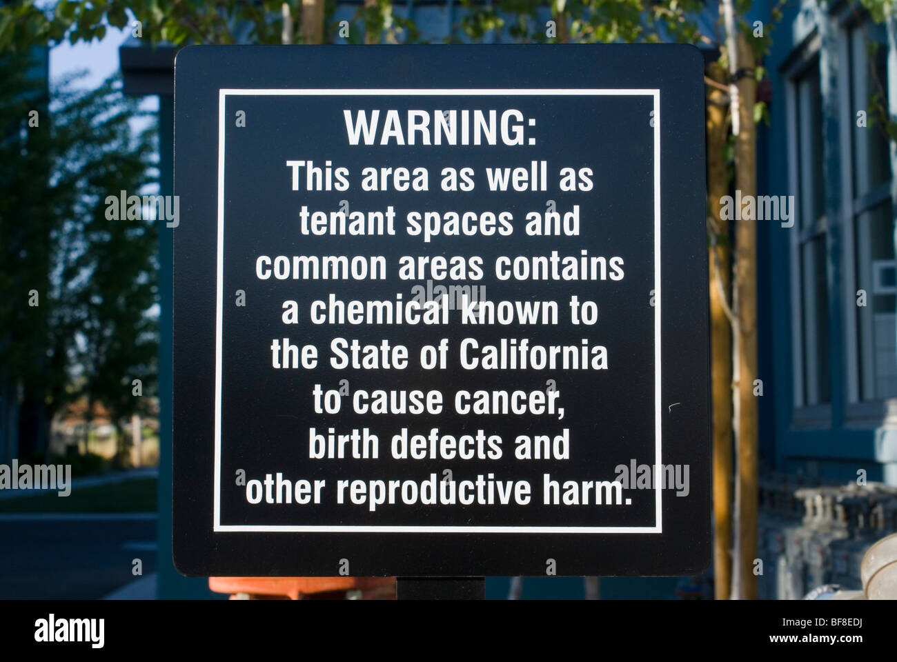 Segnale di avvertimento per il cancro facendo in modo che le sostanze chimiche in un complesso di appartamenti di Petaluma, California, Stati Uniti d'America. Foto Stock