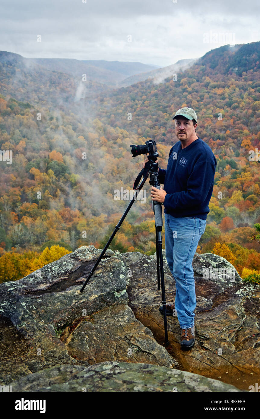Ritratto di fotografo Outdoor Harold Stinnette su poiane posatoio in Fall Creek Falls State Park in Tennessee Foto Stock