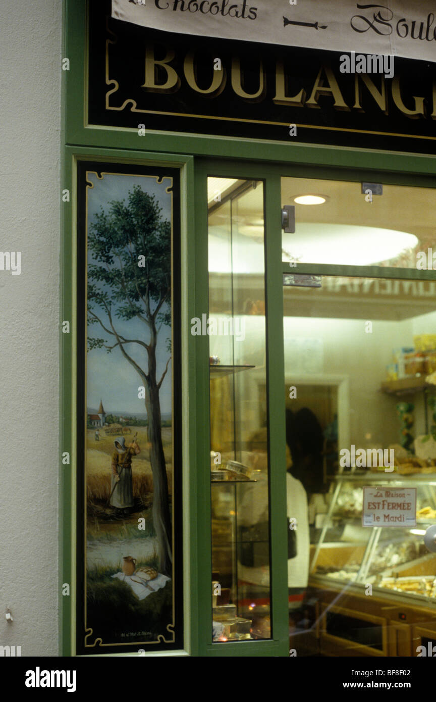 Ile St Louis Parigi Francia, visualizzare in un tradizionale boulangerie con dipinto di pannelli di vetro del paese di scena sul lato esterno. Foto Stock