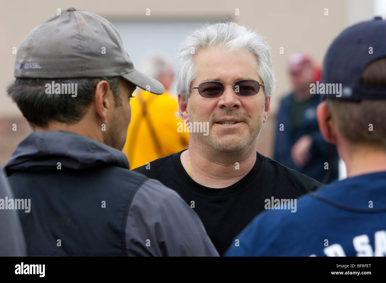 Josh Wurman del Centro per il maltempo parla di ricerca a Storm Chasers Sean Casey e Ronan Nagle a Kearney, Nebraska. Foto Stock