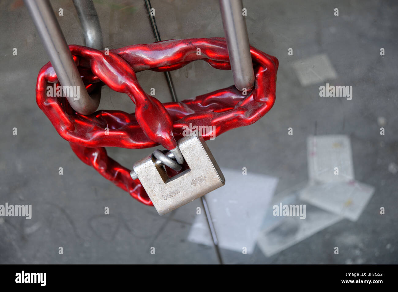 Il lucchetto e catena sul negozio chiuso ingresso. Londra. Regno Unito 2009. Foto Stock