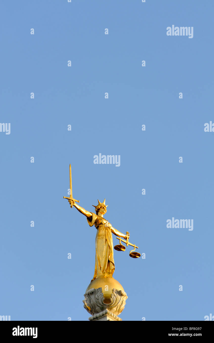 Signora giustizia statua in cima la Old Bailey centrale Tribunale penale nella città di Londra. Regno Unito 2009 Foto Stock