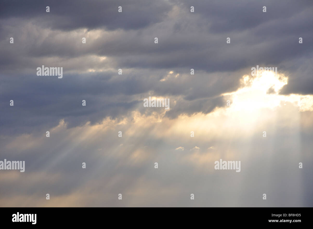 Raggi di sole inserimenti attraverso le nuvole di sera Foto Stock