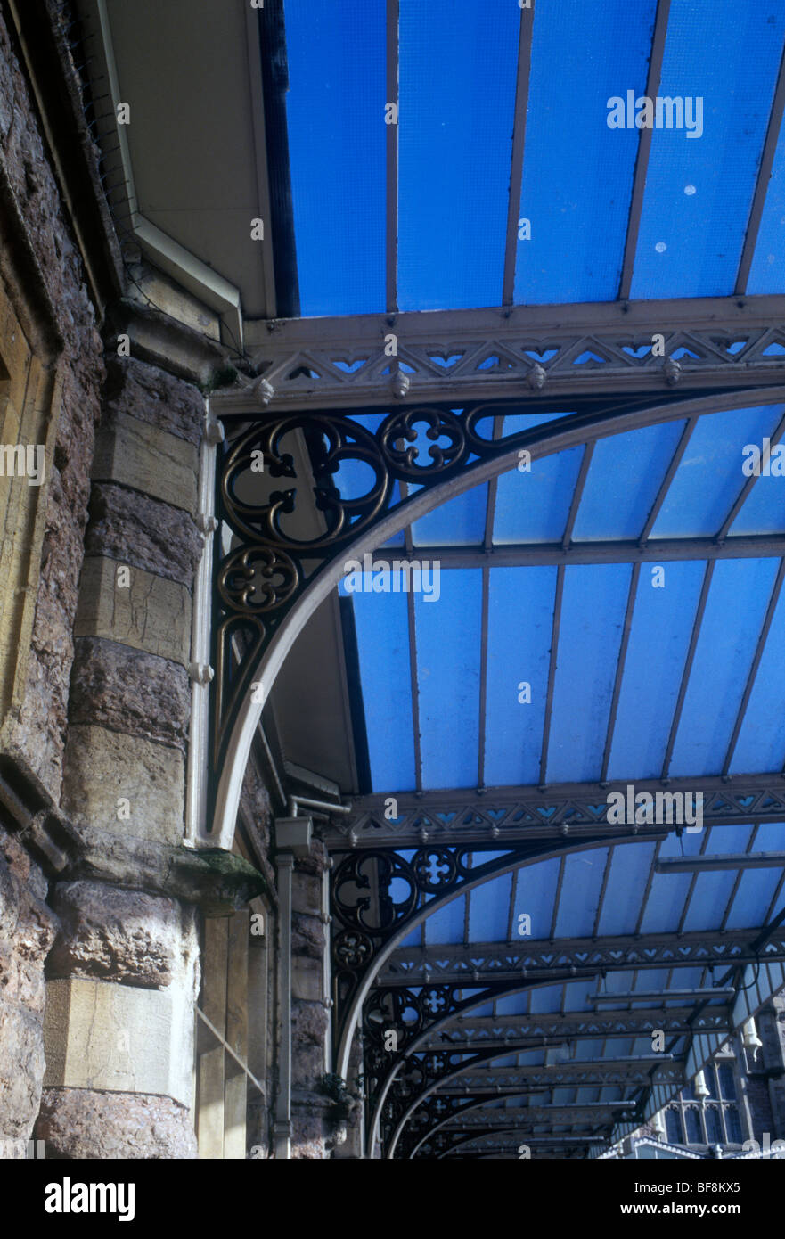 La stazione ferroviaria di Bristol Temple Meads. Dettagli architettonici di ghisa e vetro Revival gotico tettoia sopra l'ingresso victorian Foto Stock