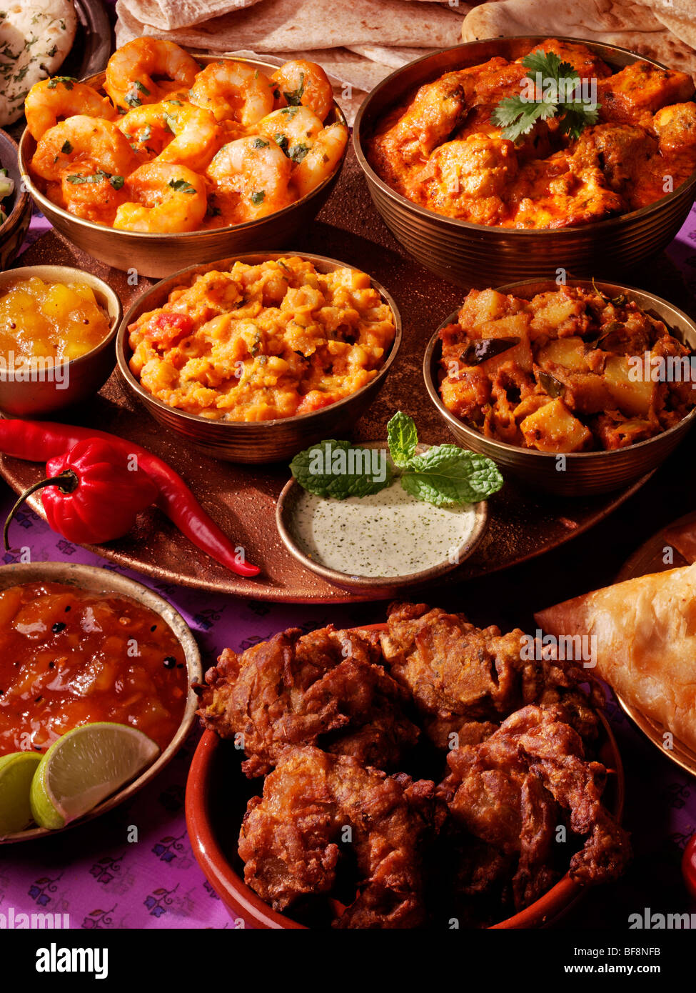 La selezione di cibi cotti piatti indiani Foto stock - Alamy