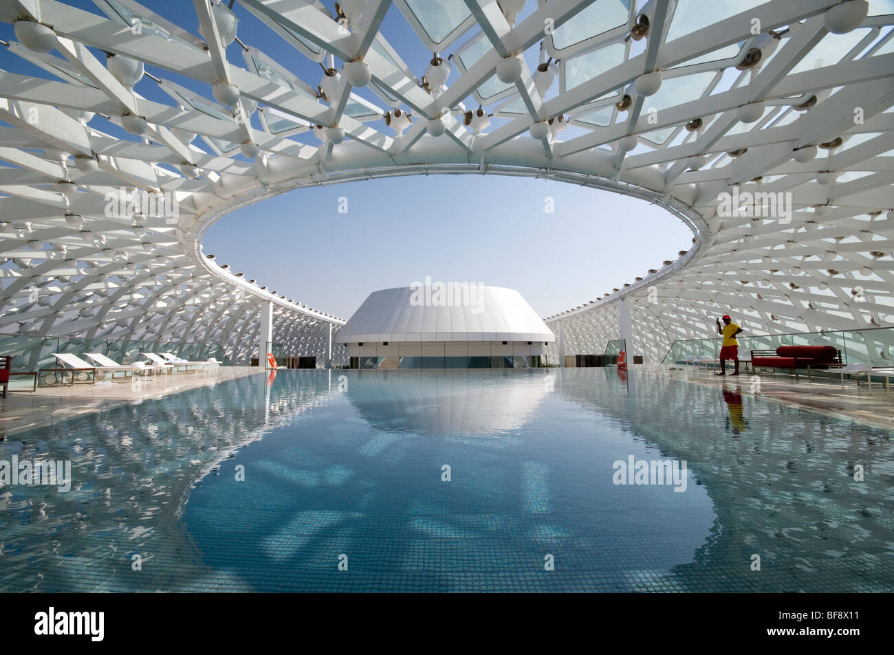 La moderna architettura di Yas Viceroy Hotel sul gran premio di Formula Uno in pista a Yas Island, Abu Dhabi, Emirati arabi uniti Foto Stock