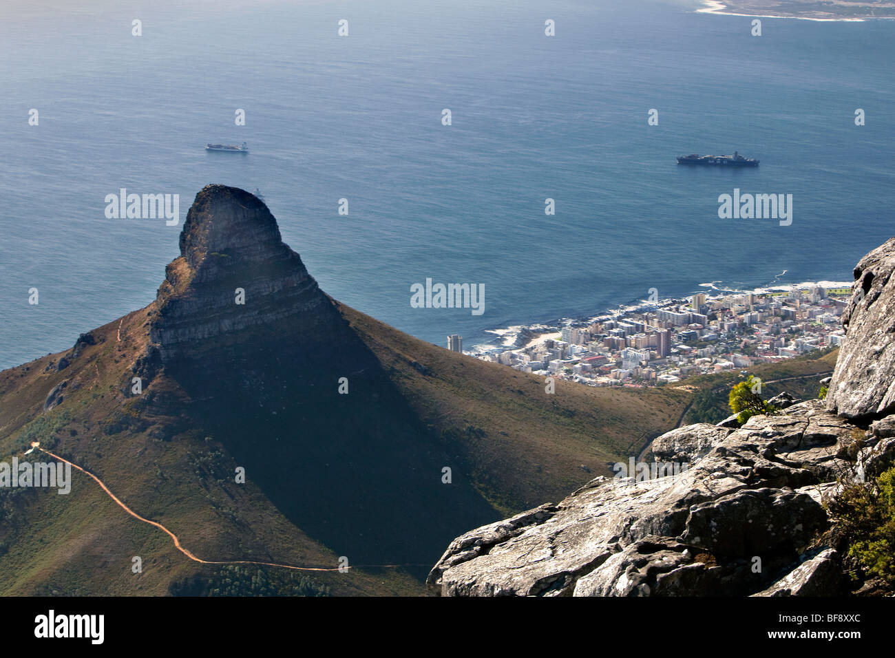 Vista di Città del Capo e testa di leone cresta dal Table Mountain, Sud Africa. Foto Stock