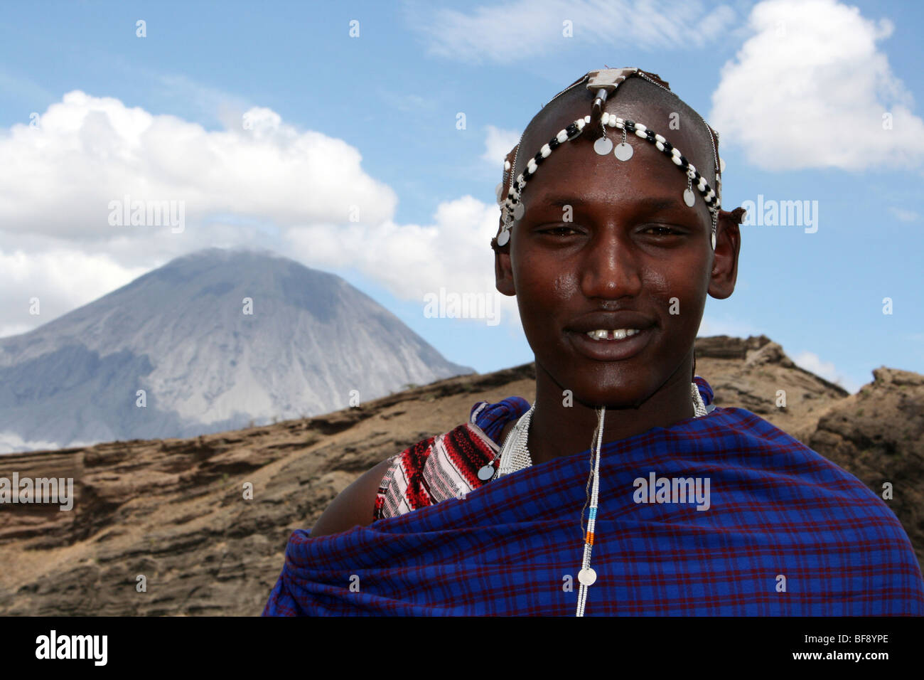 Masai l uomo sta accanto a Ol Doinyo Lengai in Tanzania Foto Stock