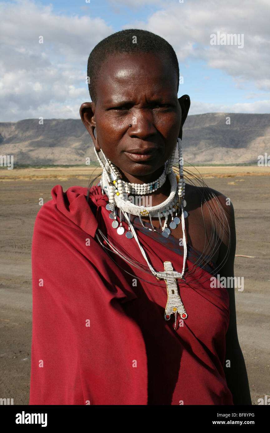 Ritratto di donna Masai vicino al Lago Natron, Tanzania Foto Stock
