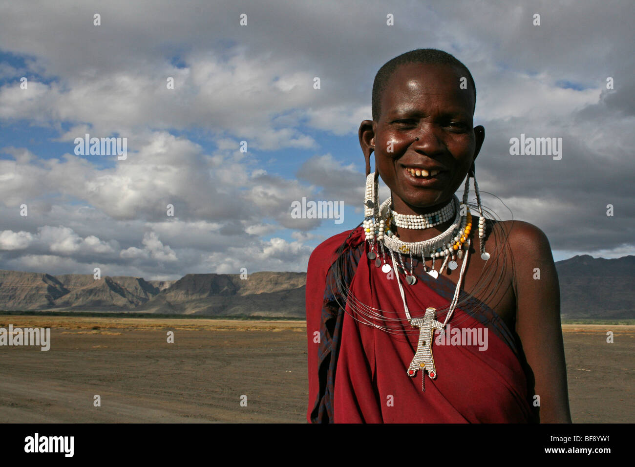 Ritratto di donna Masai vicino al Lago Natron, Tanzania Foto Stock
