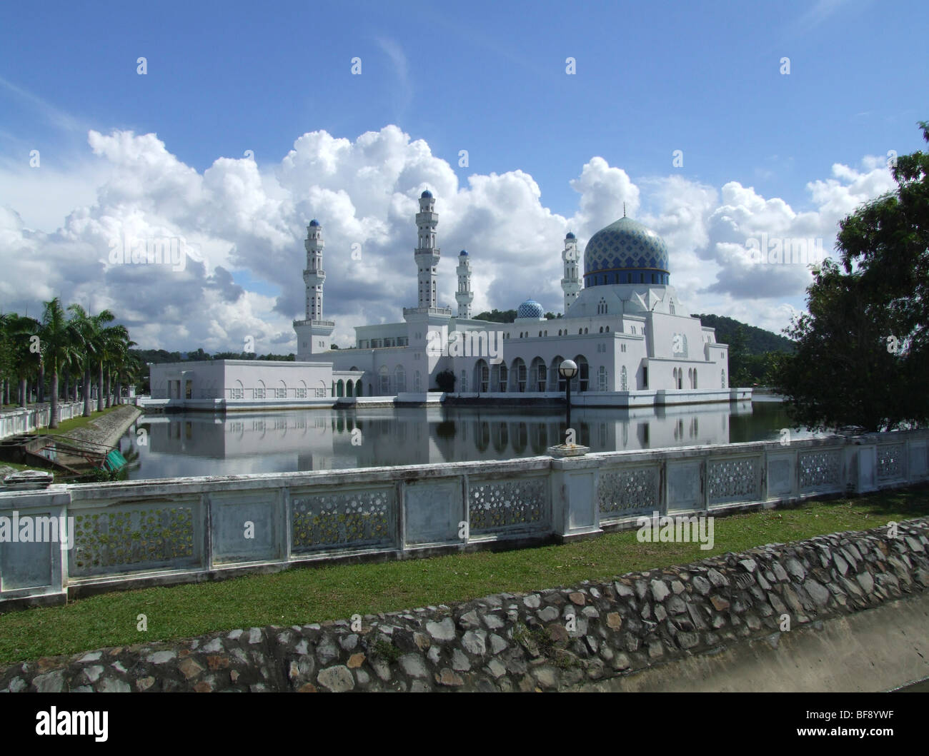 Città di Kota Kinabalu moschea è un esempio di islamico di architettura contemporanea. Esso ospita tre madrase e ospita da Foto Stock