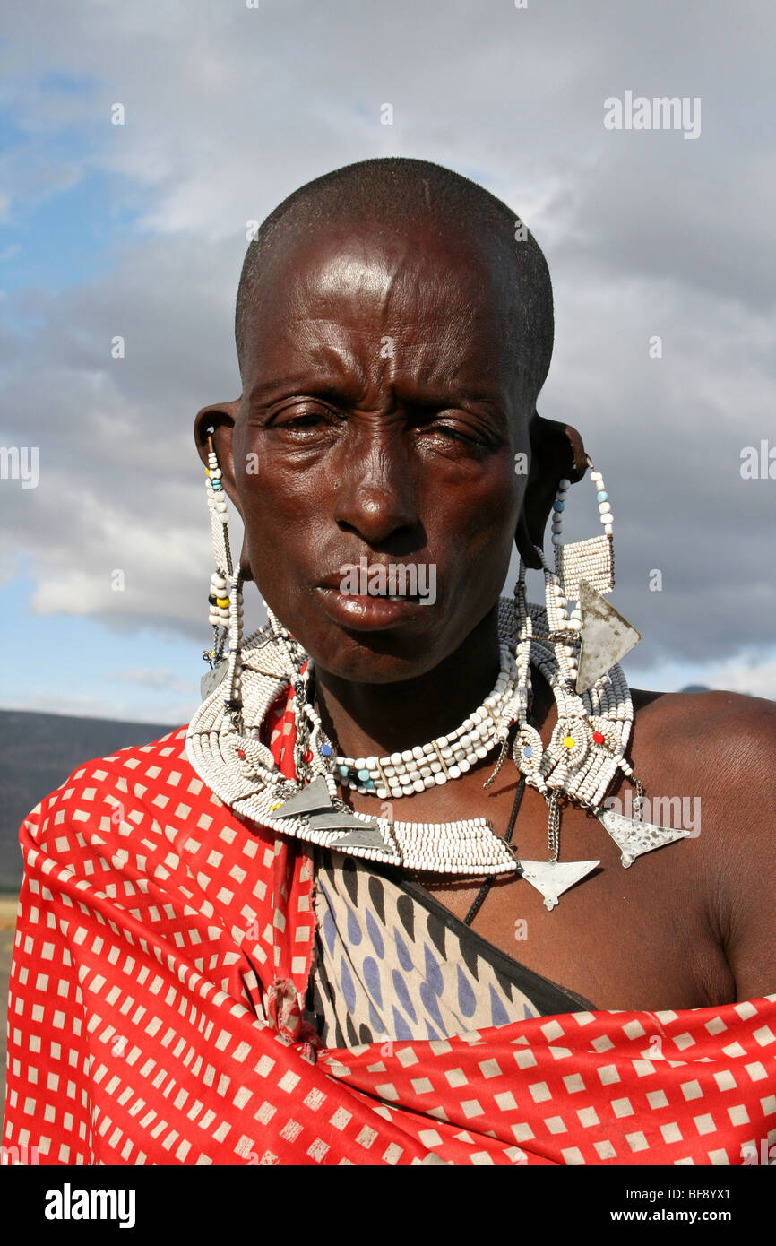 Ritratto di donna Masai vicino al Lago Natron, Tanzania Foto Stock