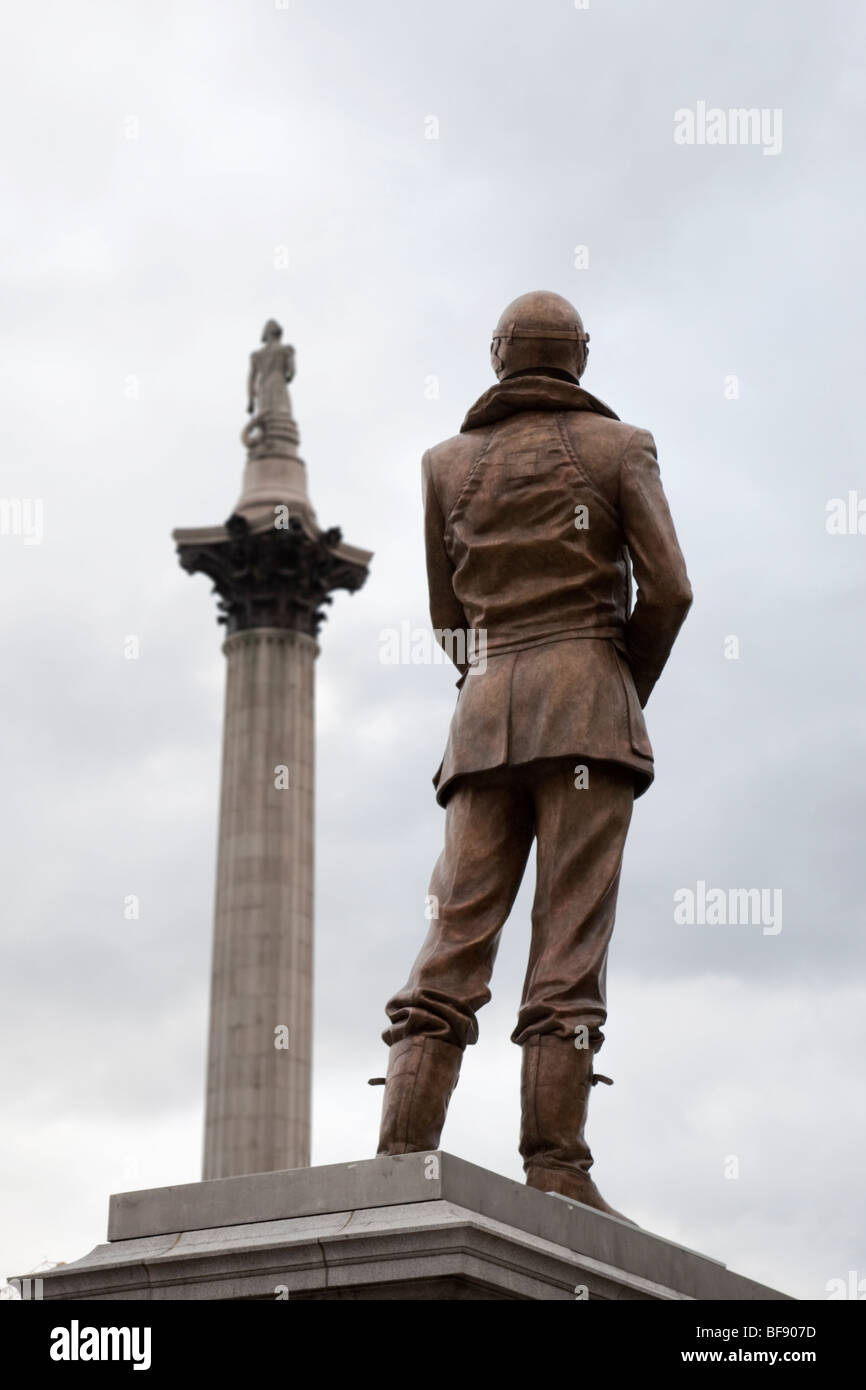 Sir Keith Park RAF statua in Trafalgar square e guardando verso di Nelson's colonna Foto Stock