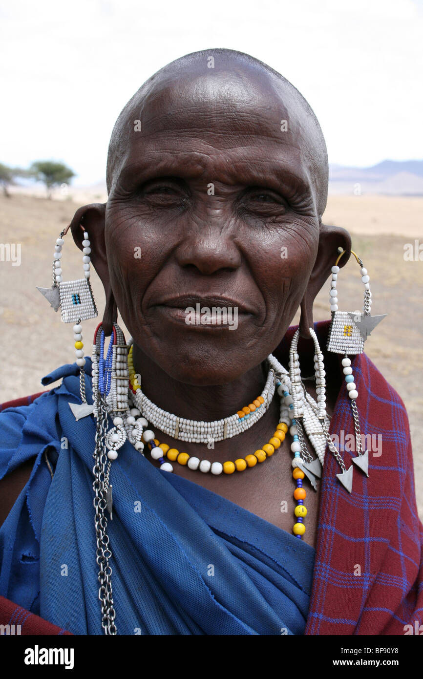Ritratto di donna Masai vicino al Lago Natron, Tanzania Foto Stock