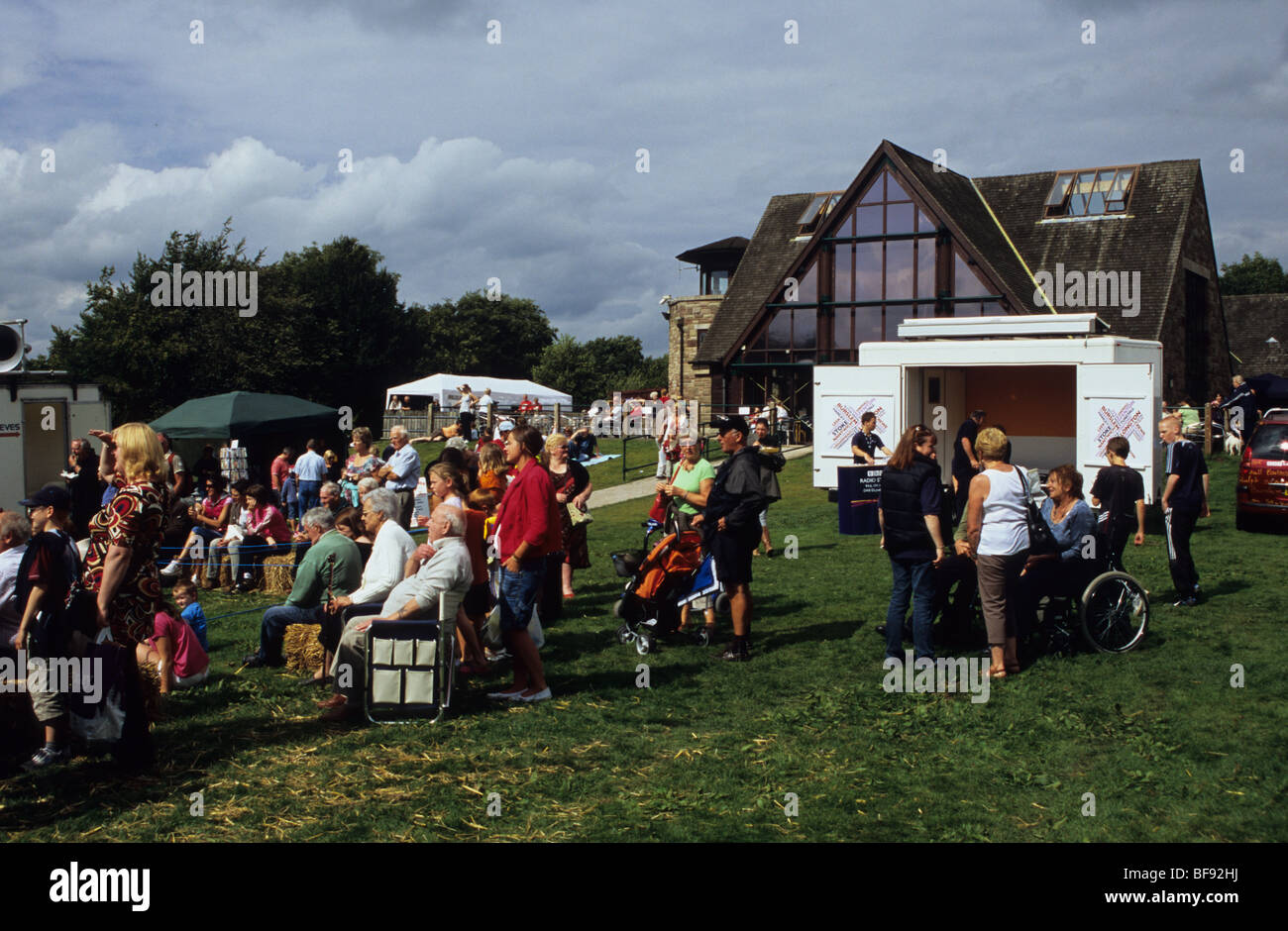 Una grande folla di persone che godono la giornata di divertimento in acqua Tittesworth in Staffordshire Moorlands vicino a Stoke-on-Trent Foto Stock