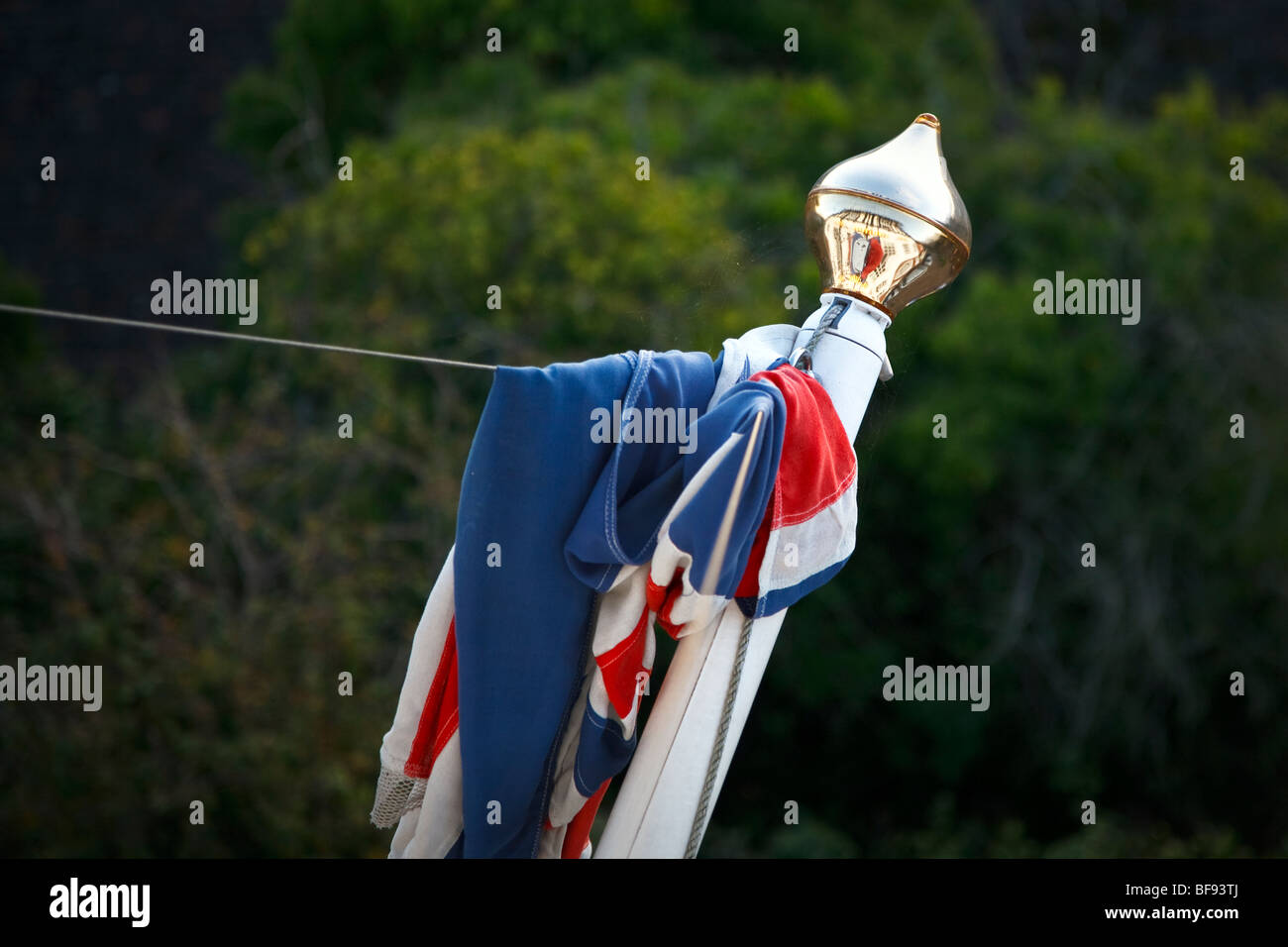 Hotel flag pole con la union jack flag drappeggiato over, segala East Sussex, Regno Unito Gran Bretagna REGNO UNITO Inghilterra Foto Stock