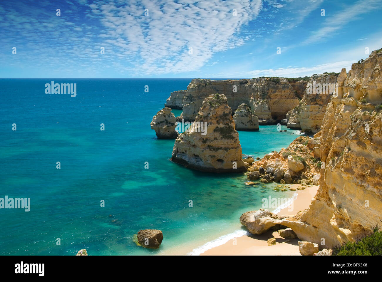 Tranquilla baia di Praia da Marinha, Algarve, PORTOGALLO Foto Stock