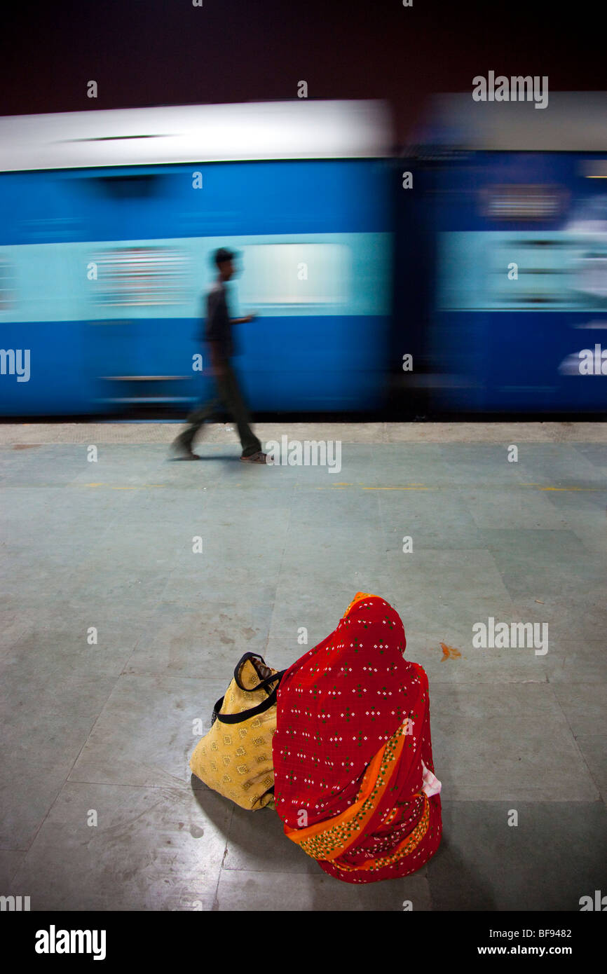 La donna in attesa che il suo treno a Delhi Cantt Stazione Ferroviaria di Nuova Delhi India Foto Stock