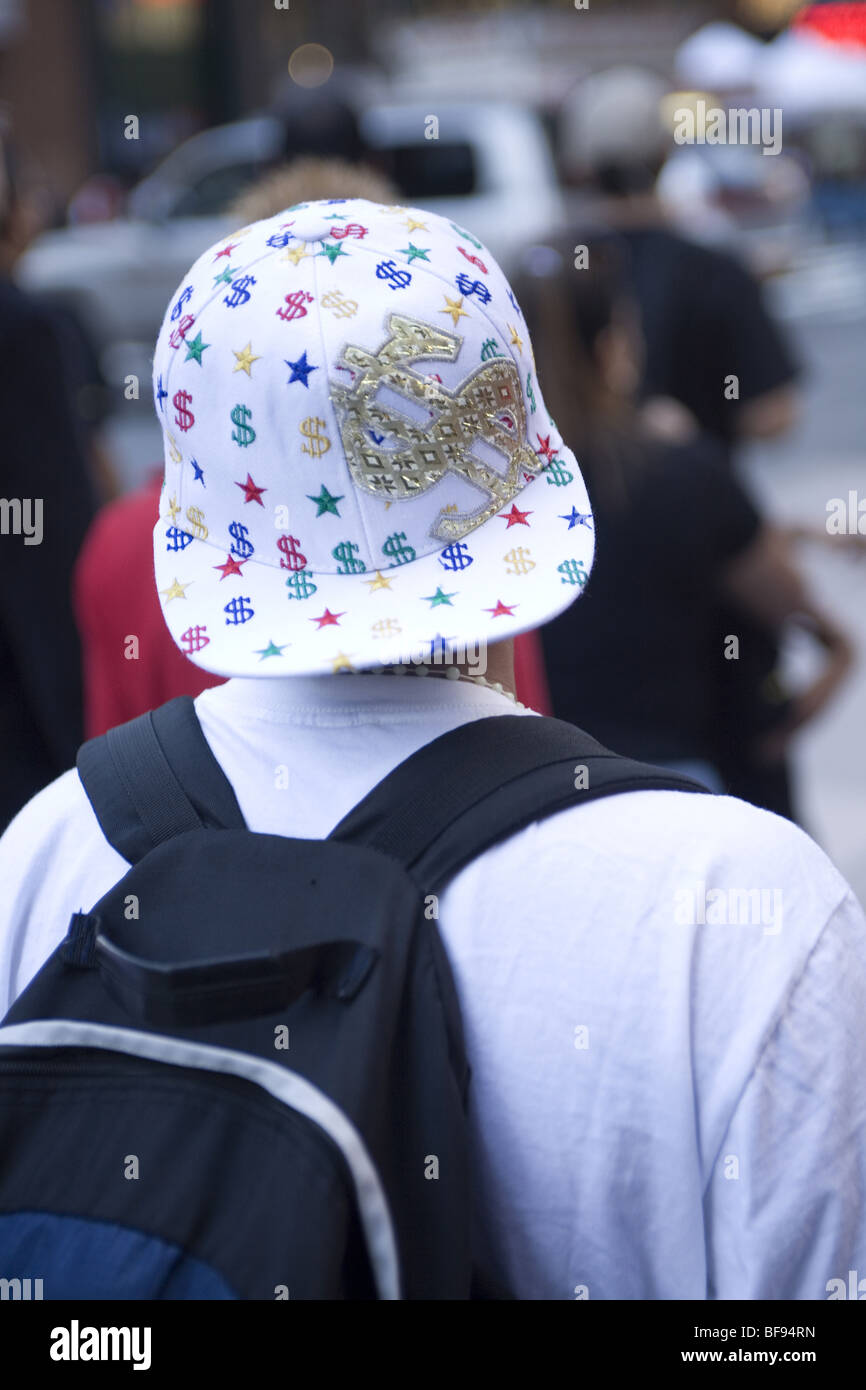 Uomo che indossa un cappello ornato di stelle e segni di dollaro a Manhattan NYC. Foto Stock