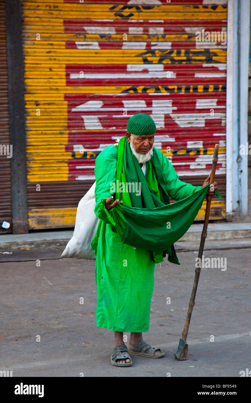 Cieco uomo musulmano a mendicare per strada in Ajmer in Rajasthan in India Foto Stock