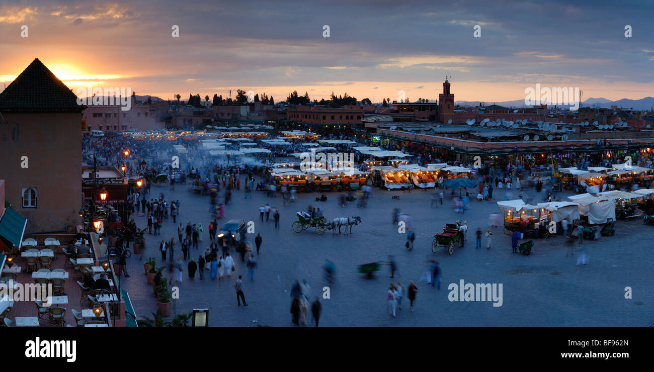 Djemaa el Fna panorama durante il tramonto, Marrakech, Marocco. Foto Stock