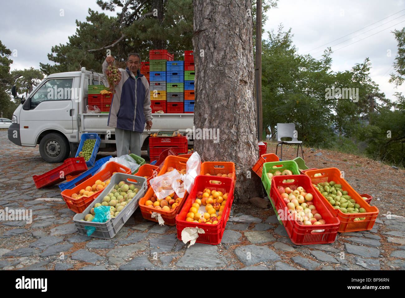 Venditore di frutta con prodotti provenienti da aziende agricole locali impostato per vendere ai turisti in troodos piazza repubblica di Cipro in Europa Foto Stock