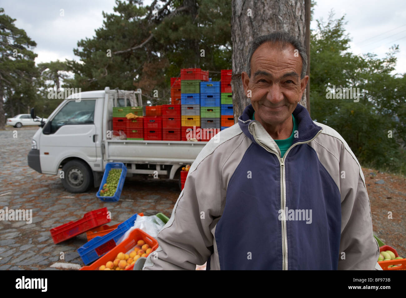 Venditore di frutta con prodotti provenienti da aziende agricole locali impostato per vendere ai turisti in troodos piazza repubblica di Cipro in Europa Foto Stock